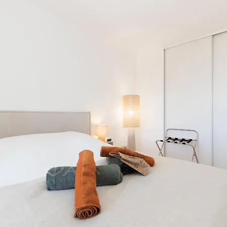 T2 Cannes A 10 Min - Piscine - Grand Balcon Apartament